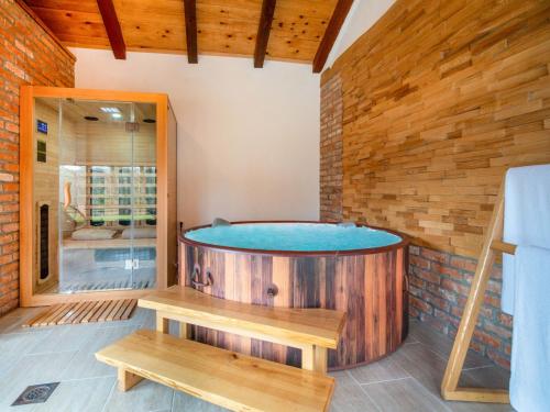 een hot tub in een kamer met een houten muur bij Holiday Home Bazak by Interhome in Bribir