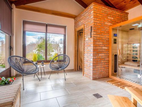 een woonkamer met twee stoelen en een open haard bij Holiday Home Bazak by Interhome in Bribir