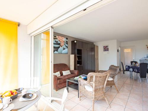 een woonkamer met een bank en een tafel bij Studio Résidence Le Boréal-2 by Interhome in Saint-Raphaël