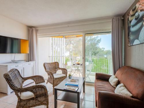 un salon avec un canapé et des chaises dans l'établissement Studio Résidence Le Boréal-2 by Interhome, à Saint-Raphaël