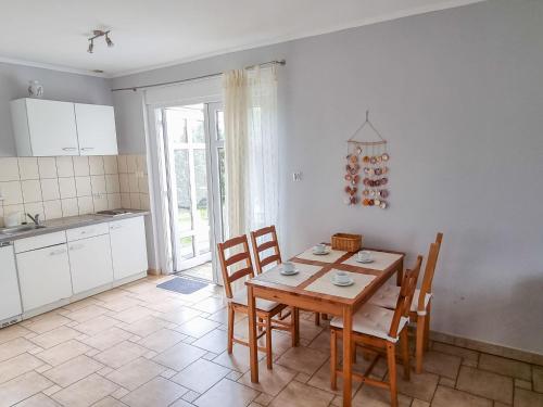 Kuchyň nebo kuchyňský kout v ubytování Holiday Home Domek Joanna-4 by Interhome