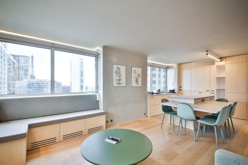 sala de estar con mesa, sillas y ventana en Luxurious flat/3bedrooms/Amazing view/EffeilTower, en París