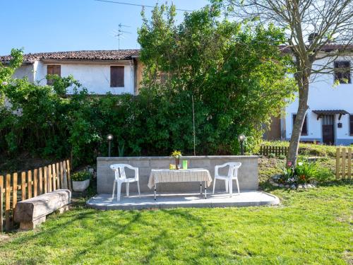 een tuin met een tafel en stoelen in een tuin bij Holiday Home Raggio di Sole by Interhome in Pontestura