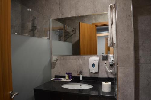 uma casa de banho com um lavatório e um espelho em Lavanta Tepesi Hotel ve Spor Tesisleri em Burdur