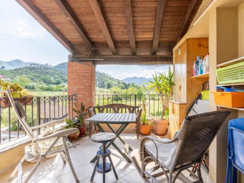 d'une terrasse avec des chaises et une table sur un balcon. dans l'établissement Apartment Stone House View by Interhome, à Garlenda