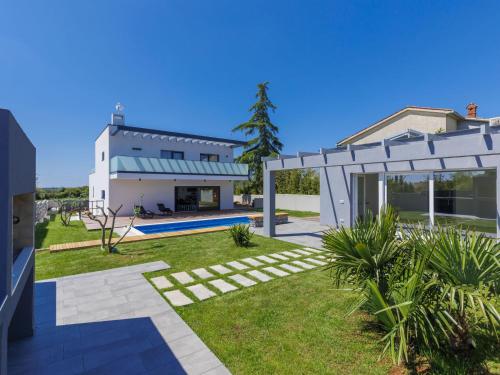 a house with a yard with a swimming pool at Holiday Home Villa Dora by Interhome in Pula