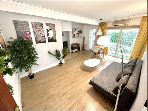 a living room with a couch and a table at Apartamento Plaza de los Naranjos in Marbella