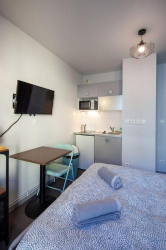 Le Petit Hector -studio cosy avec parking -Debourg