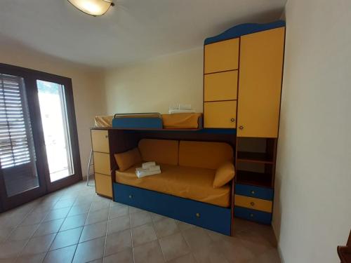聖維托羅卡波的住宿－Relax Apartment in San Vito，客房设有两张双层床和一扇窗户。