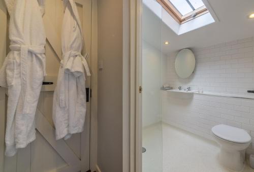 ein Bad mit einem WC, einem Waschbecken und einem Fenster in der Unterkunft Ayres End Studio in Kersey