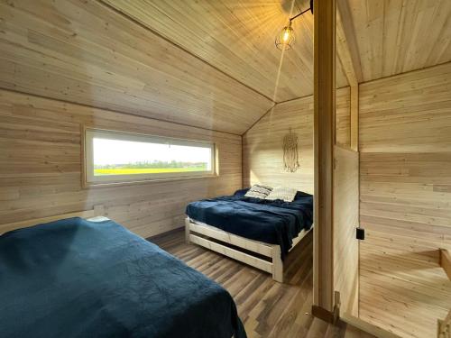 Pokój z 2 łóżkami i oknem w obiekcie BALTICO Domki Letniskowe w Sarbinowie