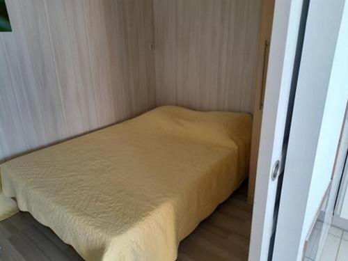 une petite chambre avec un lit dans une pièce dans l'établissement Studio face mer avec balcon-véranda, parking privé, criques à proximité, accueil petits chiens - FR-1-324-32, à Saint-Hilaire-de-Riez