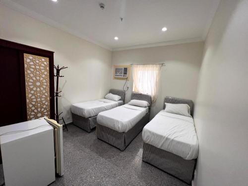a small room with two beds and a couch at فندق الفيروز مكة 3 in Makkah