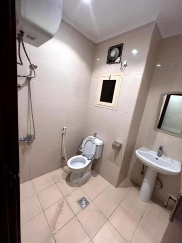 a bathroom with a toilet and a sink at فندق الفيروز مكة 3 in Makkah