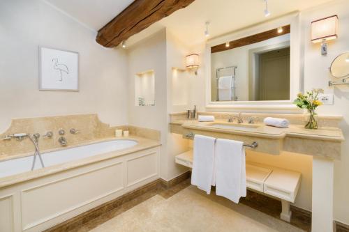 Ванна кімната в Donna Lipsi - La Dimora degli Affreschi Florence