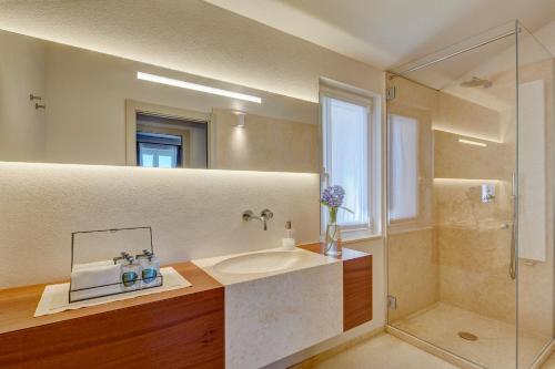 ein Bad mit einem Waschbecken und einer Dusche in der Unterkunft Il Leccio - Luxury Resort Portofino Monte in Santa Margherita Ligure