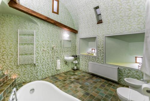 A bathroom at Hotel Grand Vígľaš