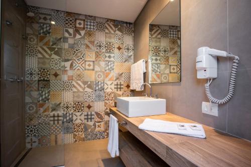 佛羅安那波里的住宿－Antares Club Hotel Lagoinha，一间带水槽和淋浴的浴室
