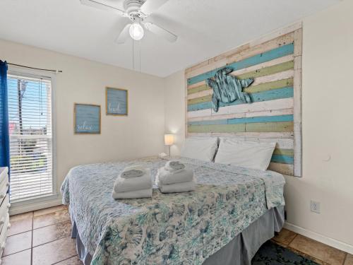 - une chambre avec un lit et 2 serviettes dans l'établissement Sand Dollar, Unit 103, à Myrtle Beach