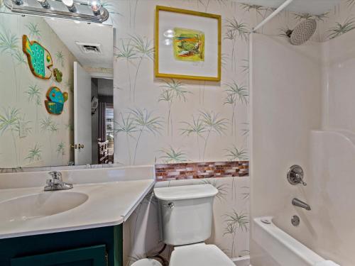 La salle de bains est pourvue d'un lavabo, de toilettes et d'une baignoire. dans l'établissement Sand Dollar, Unit 103, à Myrtle Beach