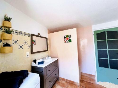 ein Badezimmer mit Waschbecken und Spiegel in der Unterkunft La Terrasse d'Oléa, au coeur du village in Buis-les-Baronnies