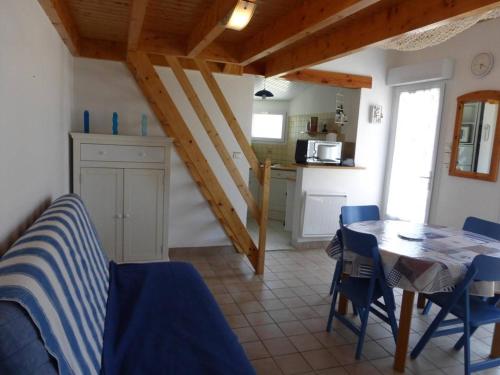 une cuisine et une salle à manger avec une table et des chaises dans l'établissement Maison 3 pièces avec mezzanine, 6 couchages, à 5 km de la plage - calme et tout confort, parking inclus - FR-1-224-402, à Saint-Hilaire-de-Riez