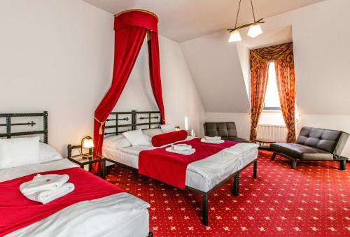 A bed or beds in a room at Hotel Grand Vígľaš