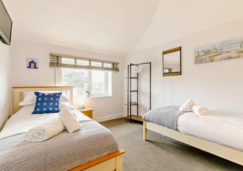 sypialnia z 2 łóżkami i oknem w obiekcie Coastal Dreams w St Ives