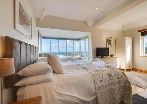 - une chambre avec un grand lit et une grande fenêtre dans l'établissement Carthew House Carthew Way, à St Ives