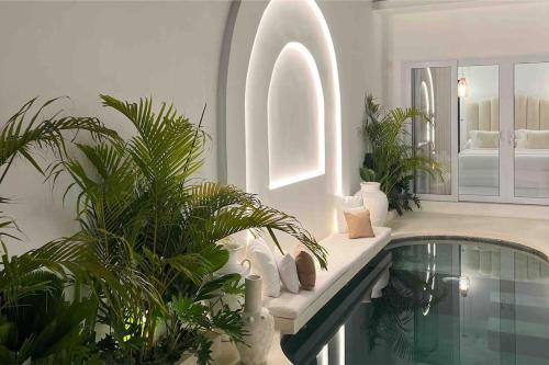 una habitación con piscina y algunas plantas en Aesthetic Villa 1bed with private rooftop and pool, Casa Alba, Canggu Pererenan, en Canggu