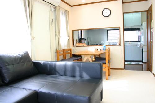 a living room with a couch and a table at 山中湖リゾートハウスⅡ in Yamanakako