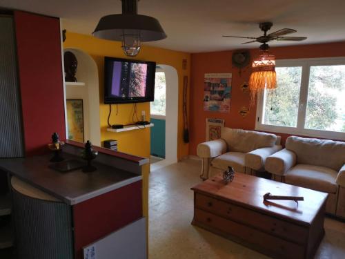 un salon avec un canapé et une table dans l'établissement Mimosas 'Hill, à Mandelieu-la-Napoule