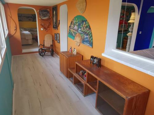 um quarto com uma mesa e um espelho na parede em Mimosas 'Hill em Mandelieu-la-Napoule