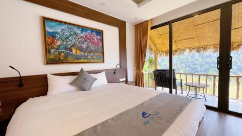 a bedroom with a large bed and a balcony at Sapa Eco Villas & Spa in Sa Pa