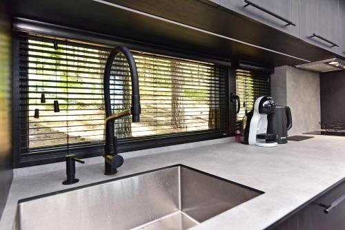 Fotografie z fotogalerie ubytování Premium Forest Bungalow with HOT TUB v destinaci Ažuluokesa