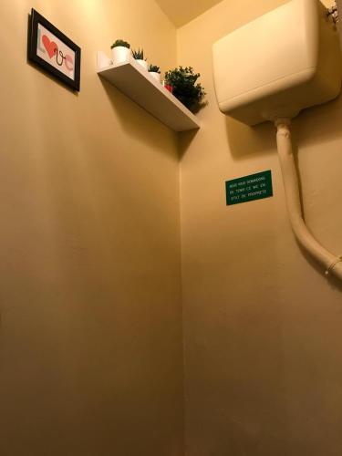 une salle de bain avec un réservoir d'eau sur un mur dans l'établissement Studio Passy - Tour Eiffel, à Paris