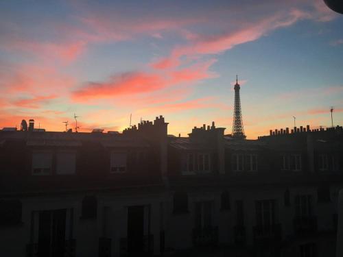 a view of the eiffel tower at sunset at Studio Passy - Tour Eiffel in Paris