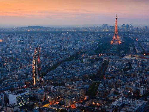- une vue aérienne de nuit sur la tour Eiffel dans l'établissement Studio Passy - Tour Eiffel, à Paris