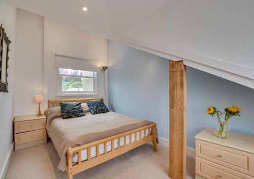 sypialnia z łóżkiem z niebieskimi ścianami w obiekcie The Deck St Eia House w St Ives
