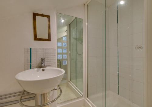 W łazience znajduje się umywalka i prysznic. w obiekcie The Deck St Eia House w St Ives
