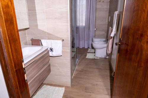 La petite salle de bains est pourvue de toilettes et d'un lavabo. dans l'établissement Parkland site, à Valdobbiadene