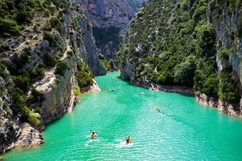 people swimming in a river in a canyon at La maison des collines in Allemagne-en-Provence