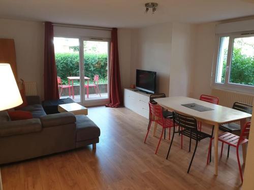 Photo de la galerie de l'établissement 62 m2 Rez de jardin, terrasse , 6 lits et parking, à Annecy