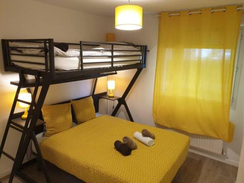 Zimmer mit einem Etagenbett und einem Sofa mit Teddybären in der Unterkunft 62 m2 Rez de jardin, terrasse , 6 lits et parking in Annecy