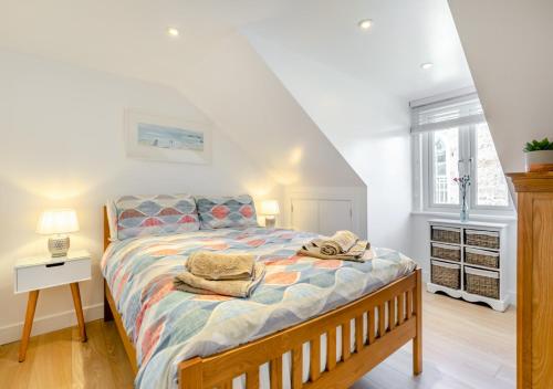 sypialnia z łóżkiem z ręcznikami w obiekcie Hendys Loft w St Ives