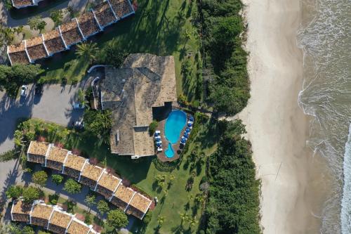 eine Luftansicht auf den Strand und das Meer in der Unterkunft Antares Club Hotel Lagoinha in Florianópolis