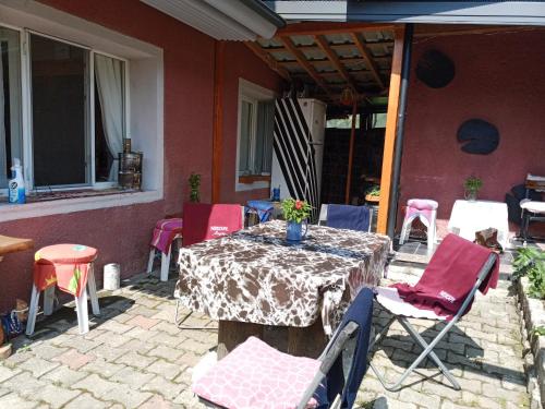 einen Tisch und Stühle auf der Terrasse eines Hauses in der Unterkunft Nokta evler 
