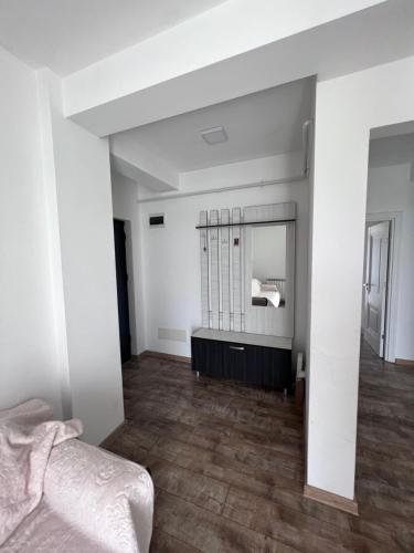 een slaapkamer met een spiegel en een bed erin bij Nesta Apartament in Fălticeni
