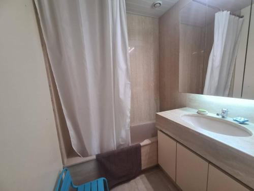 une salle de bain avec un lavabo et un rideau de douche dans l'établissement Location Vacances 3P 6 Couchages - Saint-Jean-de-Monts - FR-1-224C-439, à Saint-Jean-de-Monts