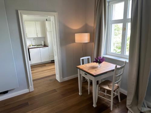 Villa Schuwardt auf Nordend في راتينو: غرفة طعام مع طاولة وكراسي ونافذة